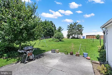 Exterior - 607 Maple Ave, Hanover, PA 17331 photo 4 of 6