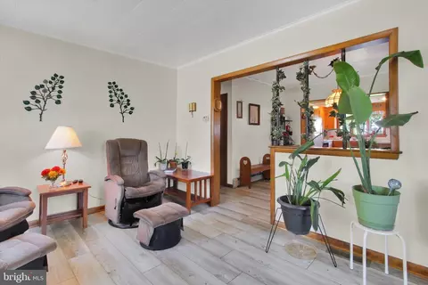 Entry Way - 607 Maple Ave, Hanover, PA 17331 photo 3 of 5