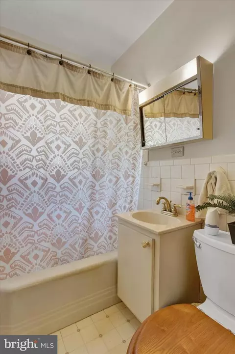 Bath - 607 Maple Ave, Hanover, PA 17331 photo 1 of 1