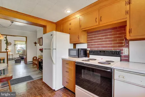 Entry Way - 607 Maple Ave, Hanover, PA 17331 photo 5 of 5