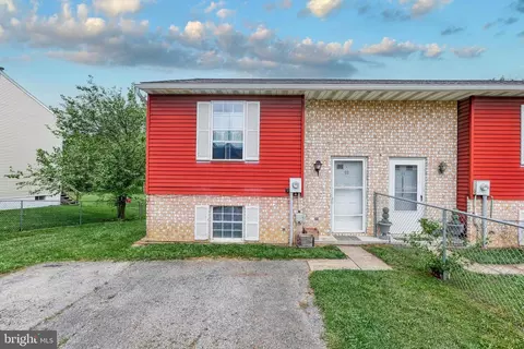 93 Conewago Dr, Hanover, PA 17331