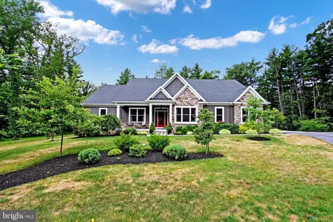 17 Vista Larga Dr, Gettysburg, PA 17325