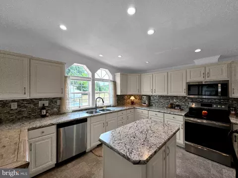 219 Eagle Dr, Hanover, PA 17331 photo 2