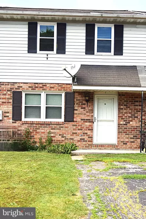 65 Conewago Dr, Hanover, PA 17331