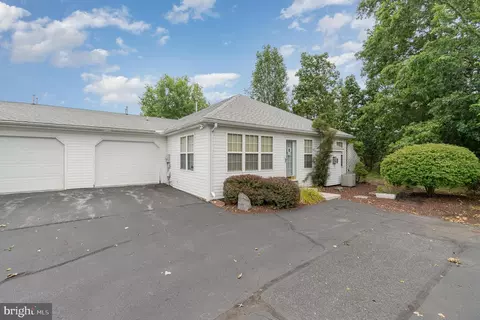 2758 Meadow Dr, Gettysburg, PA 17325