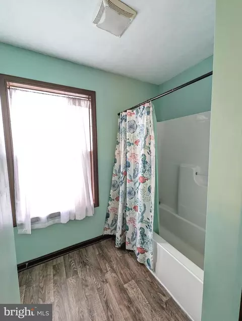 Bath - 31 Skyview Cir, Hanover, PA 17331 photo 2 of 2