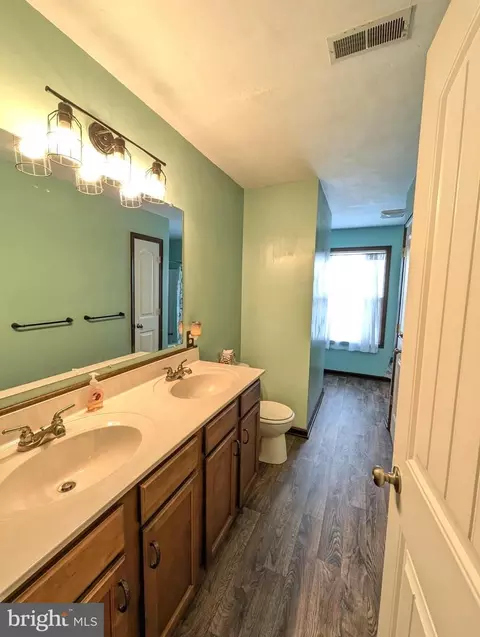 Bath - 31 Skyview Cir, Hanover, PA 17331 photo 1 of 2