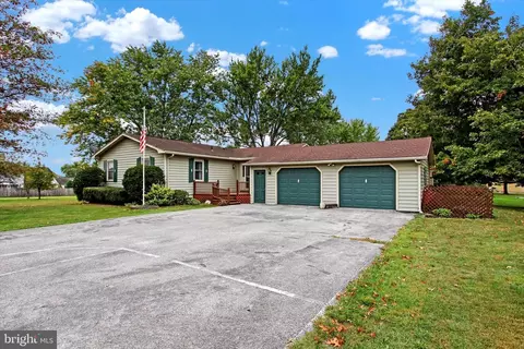 883 Sherman Dr, Gettysburg, PA 17325