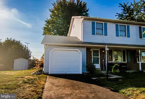 90 Sycamore Ln, Hanover, PA 17331
