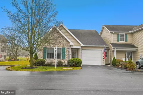 9 Oxen Ln, New Oxford, PA 17350