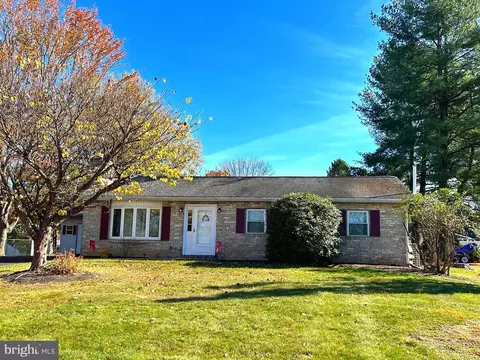 6 Autumn Dr, Gettysburg, PA 17325