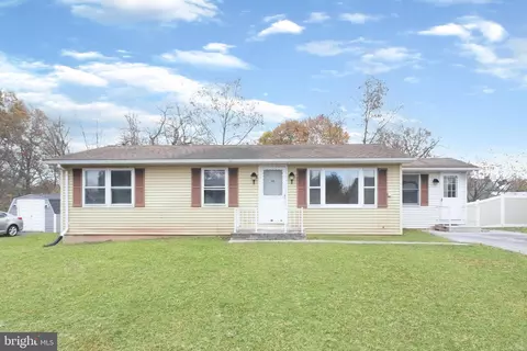 45 E Locust Ln, New Oxford, PA 17350