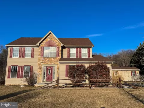 85 E Summit Dr, Littlestown, PA 17340