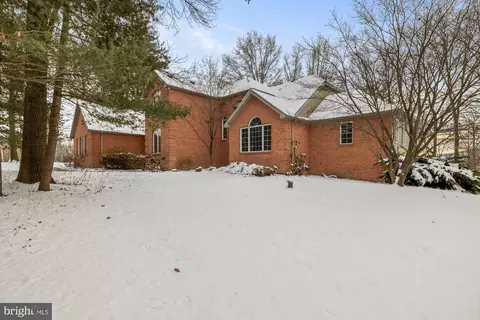 907 Railroad Ln, Orrtanna, PA 17353