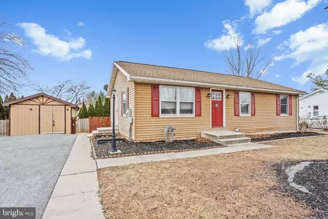 44 E Locust Ln, New Oxford, PA 17350
