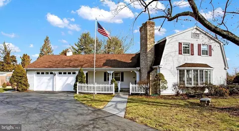 390 Country Club Ln, Gettysburg, PA 17325