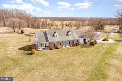 901 Railroad Ln, Orrtanna, PA 17353