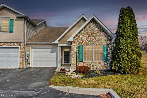 16 Oxen Ln, New Oxford, PA 17350