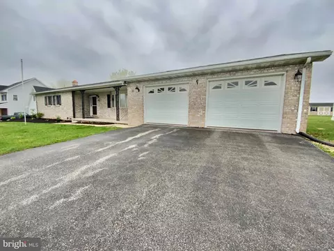 39 Crest View Ln, Gettysburg, PA 17325