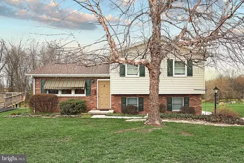 57 E Locust Ln, New Oxford, PA 17350