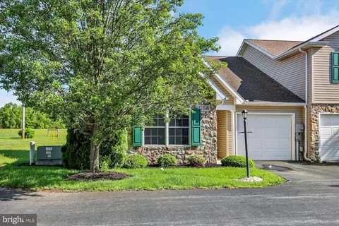 6 Oxen Ln, New Oxford, PA 17350