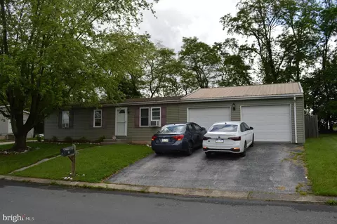 19 E Locust Ln, New Oxford, PA 17350