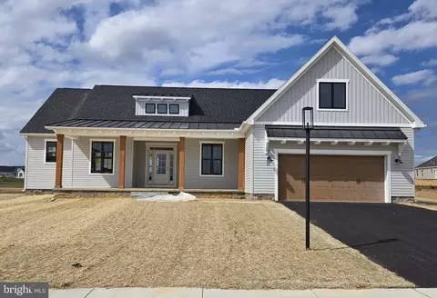 27 Red Stone Ln #70, Hanover, PA 17331