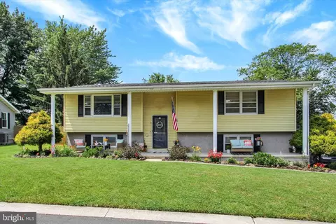 18 Pine Ln, New Oxford, PA 17350