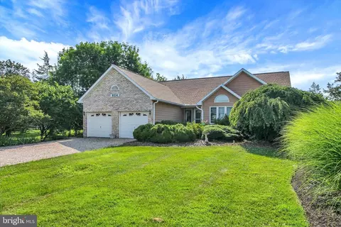 824 Hancock Dr, Gettysburg, PA 17325