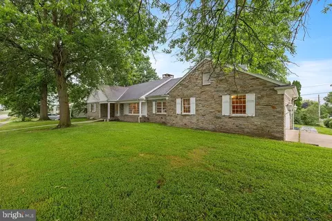 915 Fairview Ave, Gettysburg, PA 17325