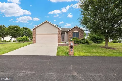 220 Kingsgate Ct, Gettysburg, PA 17325