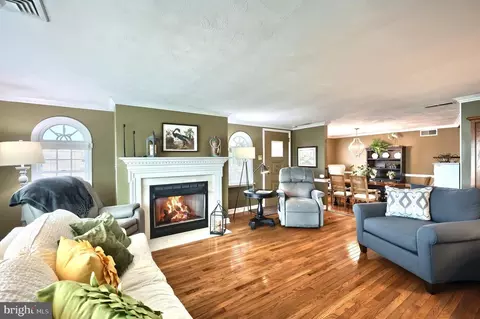 Living - 372 Maple Ave, Hanover, PA 17331 photo 2 of 4