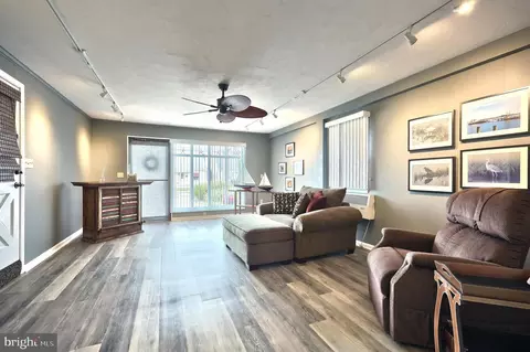Living - 372 Maple Ave, Hanover, PA 17331 photo 3 of 4