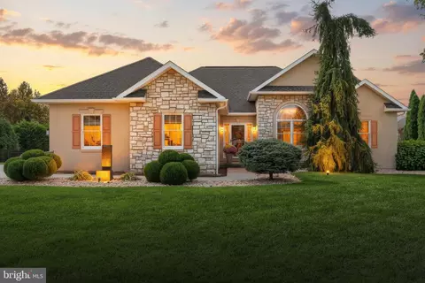 15 Warm Breeze Ct, Hanover, PA 17331