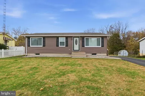 77 E Locust Ln, New Oxford, PA 17350