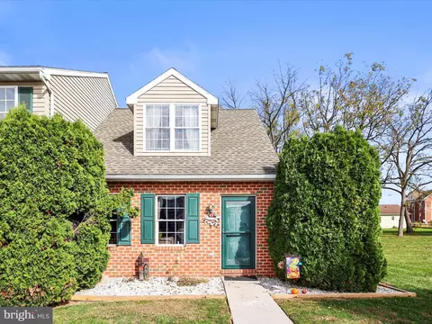 12 Fiddler Dr, New Oxford, PA 17350