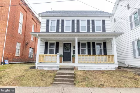 12 N Peters St, New Oxford, PA 17350