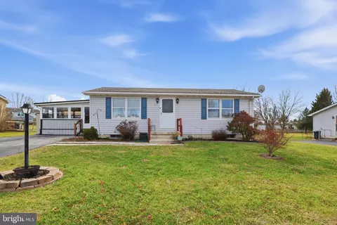 22 Spruce Ln, New Oxford, PA 17350