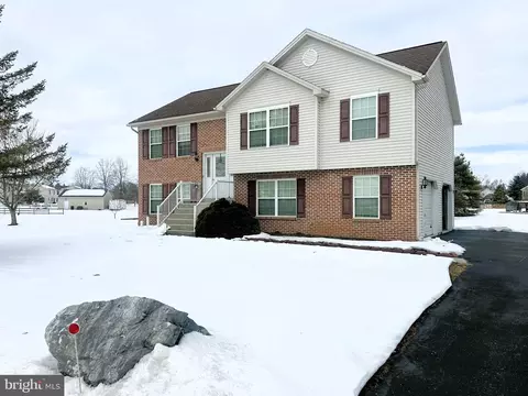 2210 Storms Store Rd, New Oxford, PA 17350