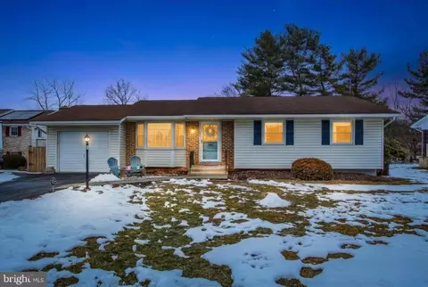181 Woodcrest Dr, Gettysburg, PA 17325