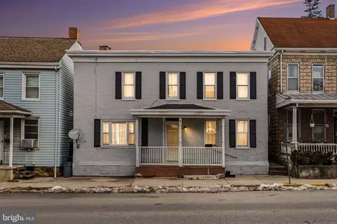 14 Hanover St, New Oxford, PA 17350