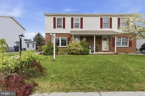 18 E Lakeview Dr, Littlestown, PA 17340