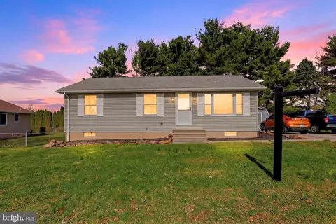9 Pine Ln, New Oxford, PA 17350