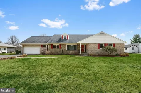 290 Country Club Ln, Gettysburg, PA 17325