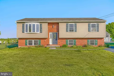 681 Grant Dr, Gettysburg, PA 17325