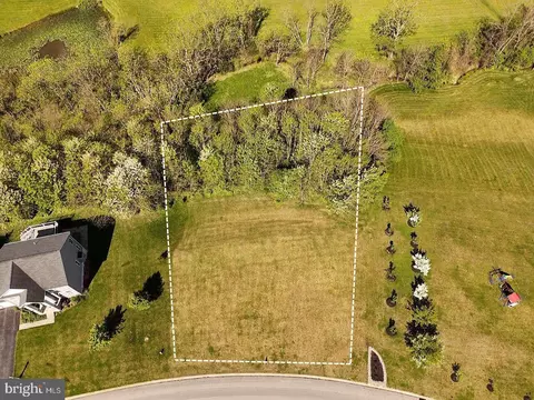 25 S Orchard View Dr, Hanover, PA 17331