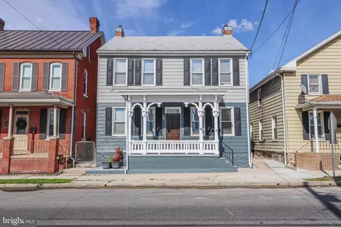 8 Carlisle St, New Oxford, PA 17350