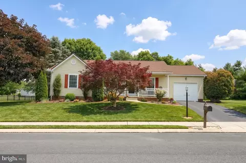 25 Fieldcrest Dr, Littlestown, PA 17340