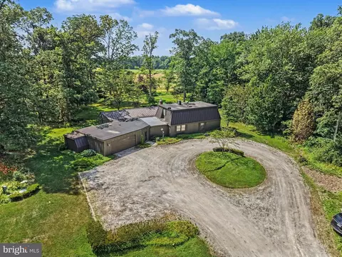 555 Studebaker Ln, New Oxford, PA 17350