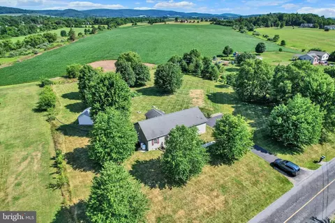 1017 Railroad Ln, Orrtanna, PA 17353